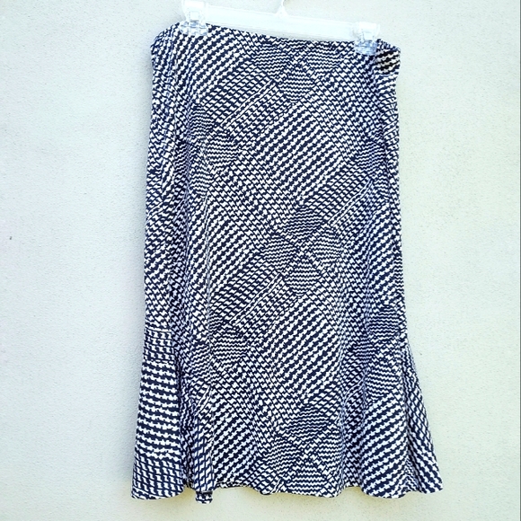 New York & Company Black & White Stretchy Pull Up Knee Length Skirt Size Large - Picture 1 of 5